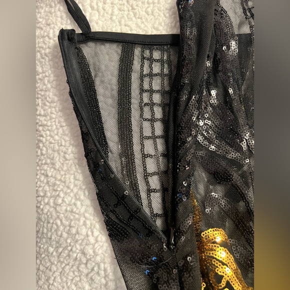 ⭐️Black & Gold Halter Maxi Dress - Picture 3 of 11